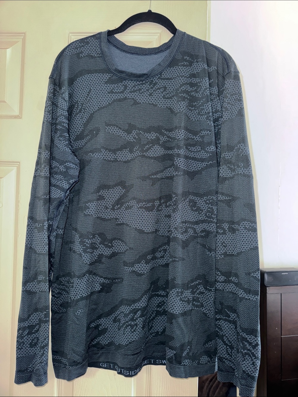 lululemon athletica Men’s Long-Sleeve Crew — Gray Camouflage